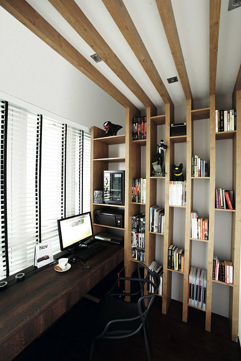 The study has a customised wooden shelf to house the homeowners’ book collection and other knick-knacks.