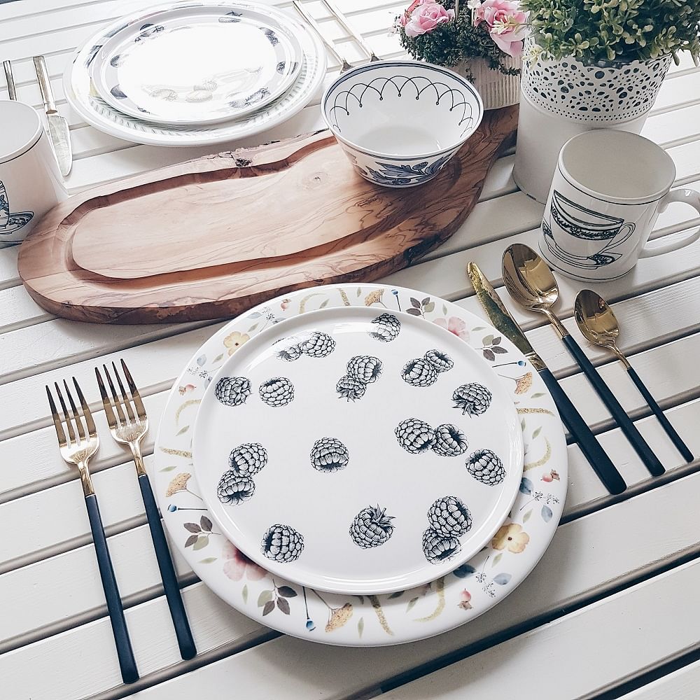 Decor idea Mismatched tableware using decorative and eclectic crockery