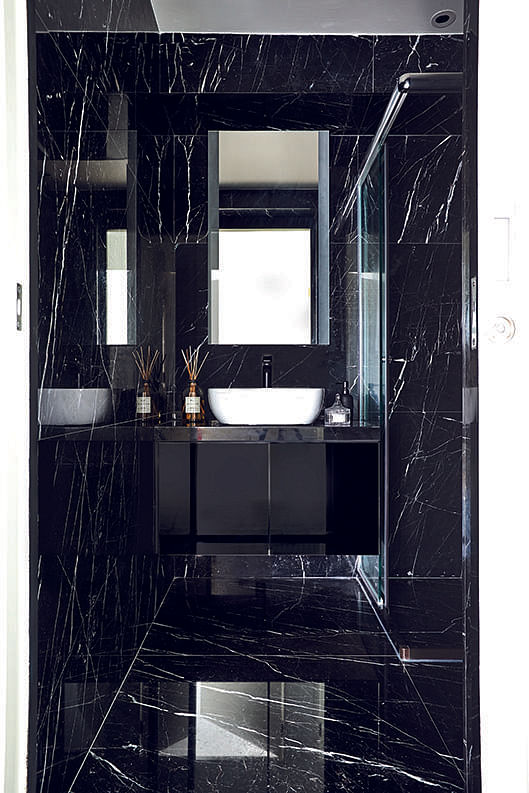 Bathroom Design Ideas Create An Intimate Ambience And Luxurious Look In A Dark Coloured Home Decor Singapore - Small Dark Bathroom Designs