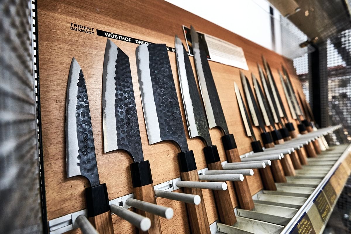 https://media.homeanddecor.com.sg/public/2018/04/87328-razorsharp_2_knives_.jpg