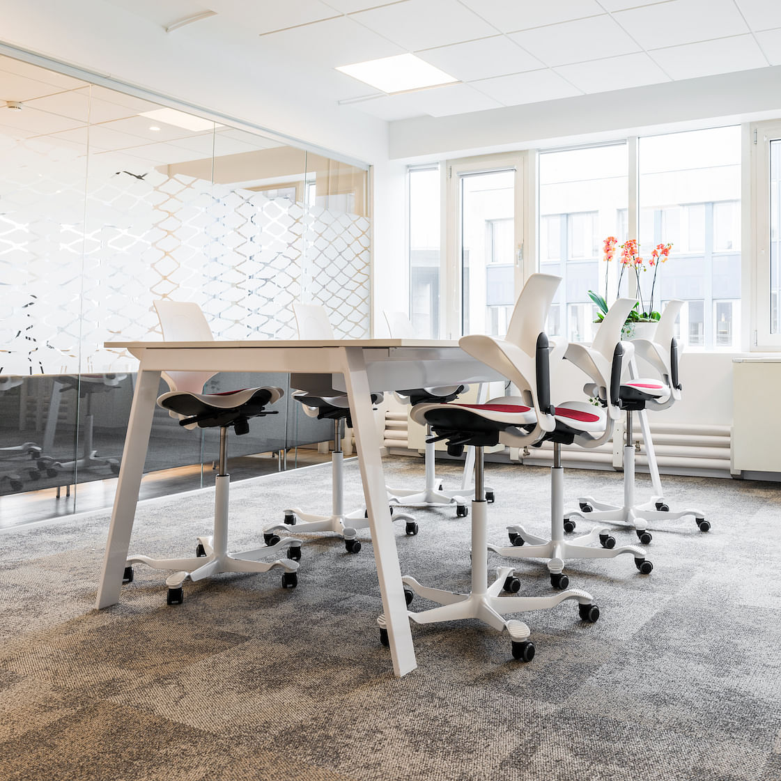 10 office chairs that support you while you work - Home & Decor Singapore