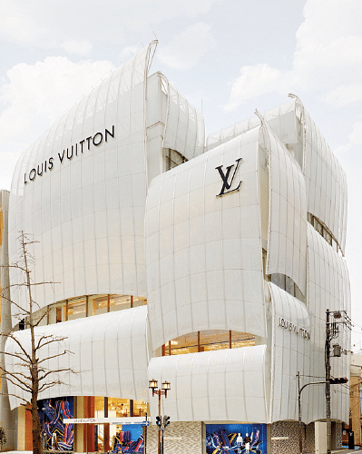 What's inside the Le Cafe V (Louis Vuitton Cafe) here in Ginza